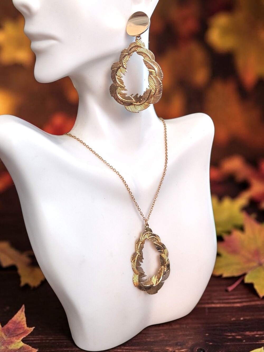Vtg Gold Leaf-Textured Pendant Necklace and Earrings Set